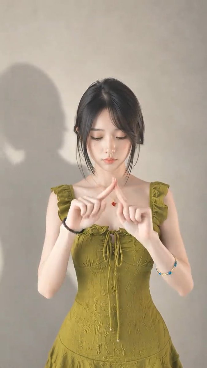 甜妹来啦，这个裙子是什么颜色？