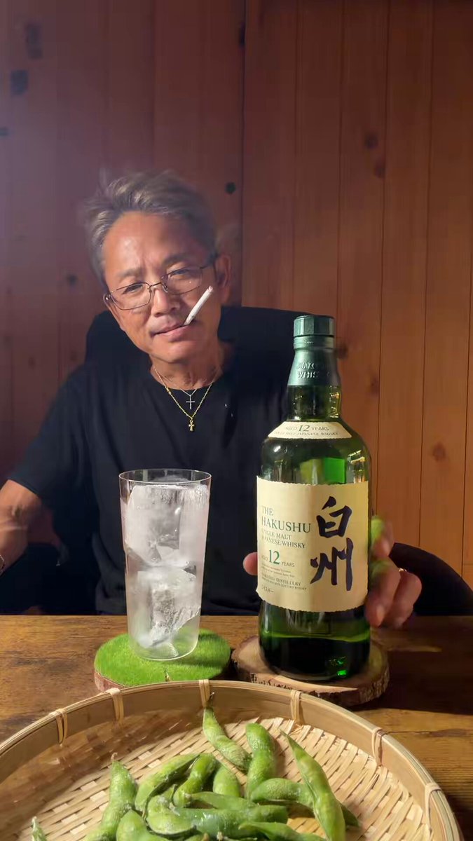 ハイボールといえばやっぱ白州だよな🥃 大学も卒業させて、いまや社会人になった娘2人を 20年以上シングルファザーで育ててきたんだよ！ 咥えタバコくらいでそんな怒らんでくれよ
