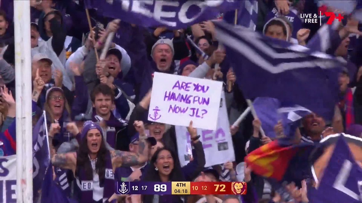 "I thought that Simon Garlick sent a text or pushed a button, but that's not the case at all." 👀 Fremantle CEO Simon Garlick did NOT push the Wharfie Time button on Grand Final Day, per Tom Morris.