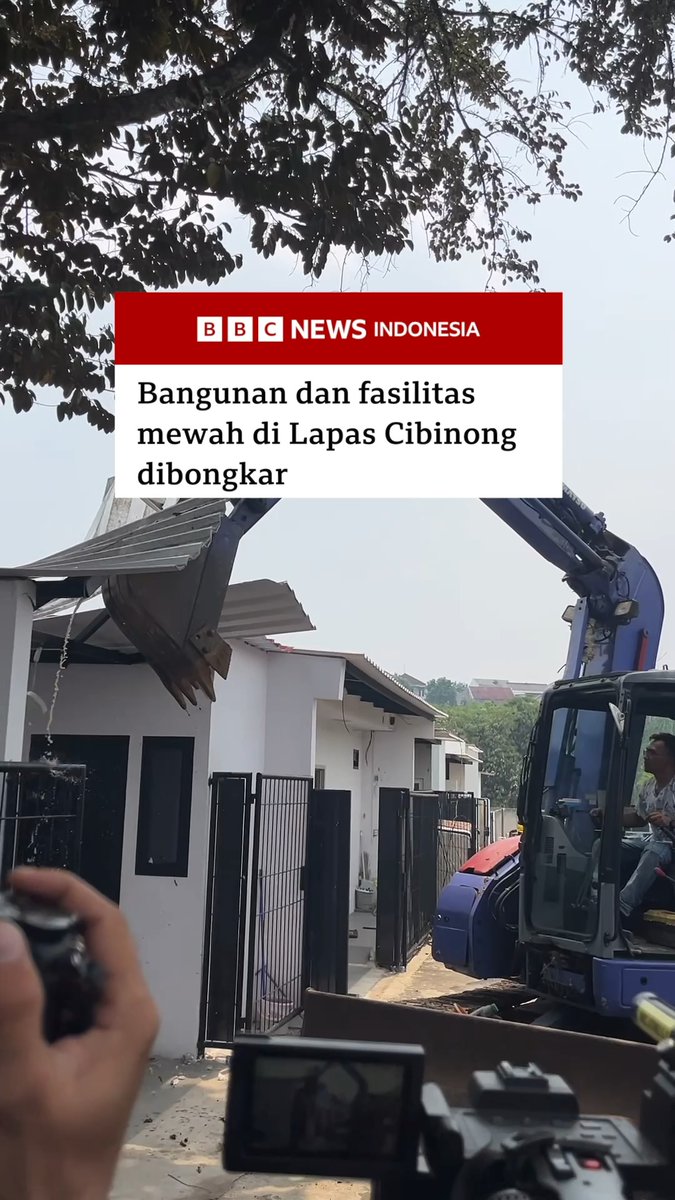 Sebanyak 10 unit bangunan yang disebut memiliki fasilitas 'apartemen' di Lapas Cibinong, Bogor, Jawa Barat, dirobohkan dengan alat berat, Rabu (30/09). Pembongkaran itu dilakukan atas kesepakatan Komisi XIII DPR RI dan Kementerian Imigrasi dan Pemasyarakatan (Kemenimipas).