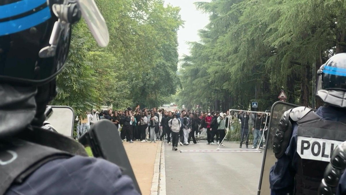 🇫🇷 French students blockade schools to demand better resources Hundreds of secondary school students take part in protests across France as part of a national day of action over the country's public services, demanding more resources for education.