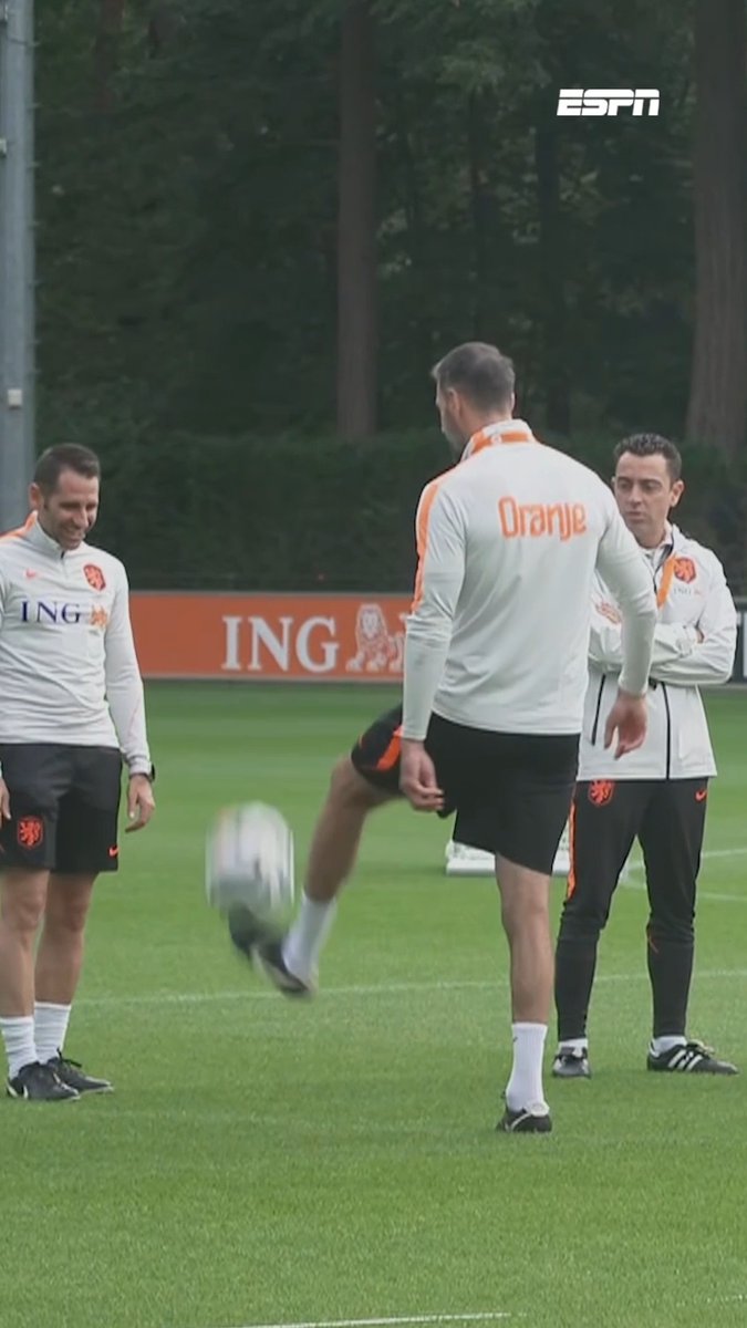 Ruud van Nistelrooij speelt zich in de kijker bij Xavi Hernández 🫣💫