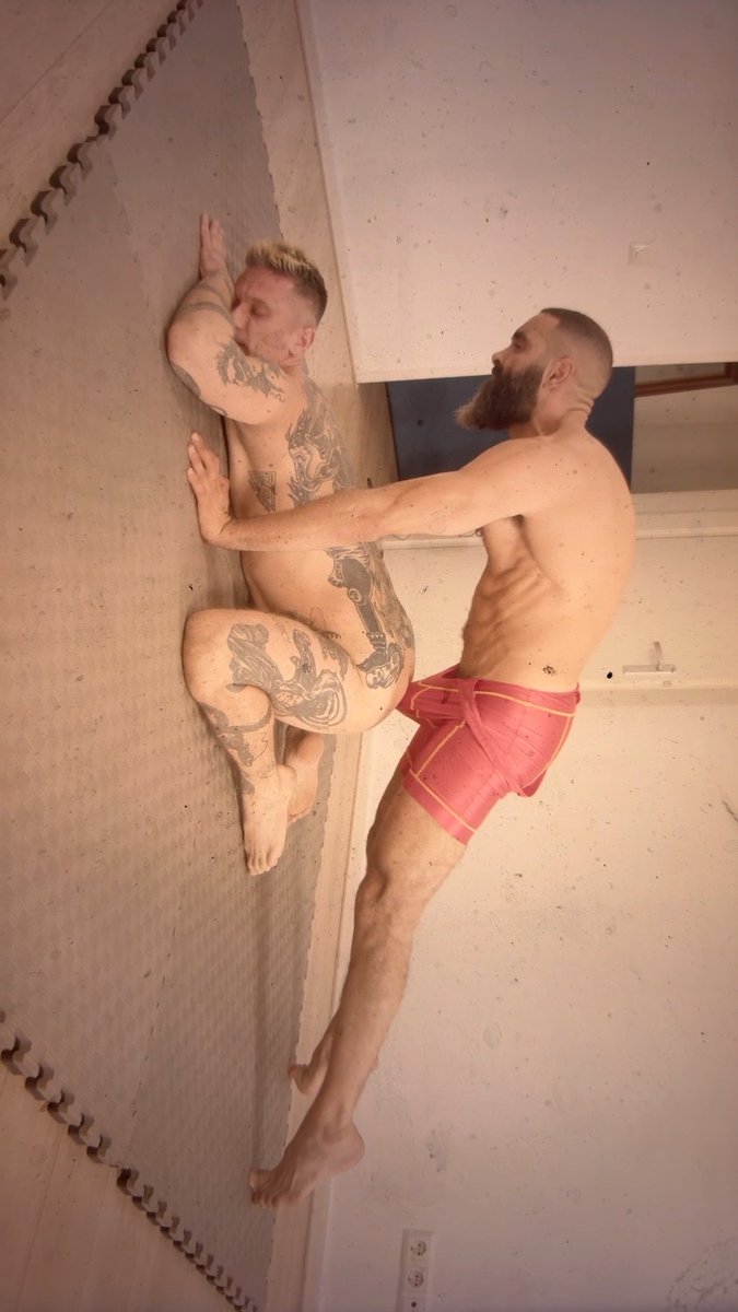 CLAIMING my VICTORY before DINNER START. I’m SOOOO HUNGRY #frot #spandex #sextherapy #amoresy #wrestlers #gaywrestling #frottage #dick #ass #teasing #lycra #gaywrestling 🎥OUT SOON 💦