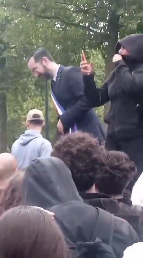 🔴🇫🇷 VIDÉO - Le maire de Roubaix David Guiraud a été aperçu avec les jeunes qui font blocus.