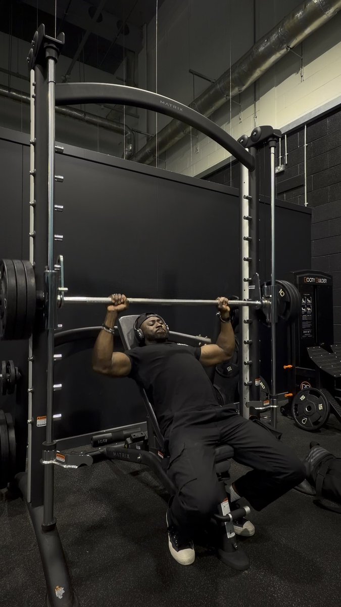 Only real gym-goers know the Smith machine is an elite piece of equipment. Stable, controlled, and perfect for pushing yourself without worrying about balance. You can hate it all you want… but when used properly, the Smith machine gets the job done.
