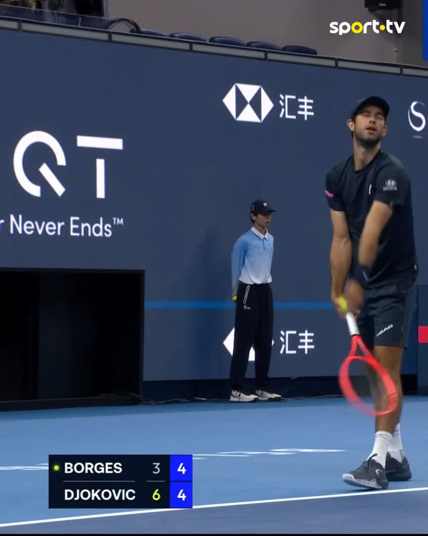 L’amorti perfeito de Djokovic 🥵 #sporttvportugal #TENISnaSPORTTV #ATPTour500Beijing #NunoBorges #NovakDjokovic