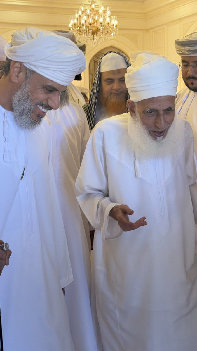 قصيدتي التي ألقيتها اليوم أمام الشيخ أحمد بن حمد الخليلي حفظه الله ورعاه سفينة الحق يا شيخ أحمد والأحداث تحتدمُ ماذا أقول وجف القول والقلمُ في كل يوم نرى خطبا ونازلة من هولها عيٌ فينا الكَلْم والكَلِمُ تمزق الصف فيما أنت ترتقه وخلف ظهرك كم سبوا وكم شتموا لكنما الجبل الراسي بهيبته يبقي مهيبا وتهوي تحته الرخم وتعبر الريح من حولية آيسة ما ثم طود أمام الريح ينهزم على شراعك يجري الحق في ثقة وموجة الباطل المدحور تلتطم غدا سترسو على ميناء عزتنا سفينة الحق والبطلان ينعدم يا شيخ أحمد يا صوت الرجولة يا صلت البطولة يعلو ثم ينتقم على كفوفك تأوي أمتي وطنا تسمو دعاء إلى أن تنجلي الظلم وأمتي آه يا جرح الفؤاد ويا يا جمر الرماد متى تذكى وتضطرم يا شيخ أحمد والأحرار خلف لا تيأس وأقدم فأنت النصر والقمم هذي فلسطين؛ لا تنسى وأنت لها درعٌ حسامٌ جهادٌ رايةٌٌ علمُ سيكتب الدهر والتاريخ محلمة عنا؛ فبالحق والإيمان نلتحم يا شيخ أحمد إن الله ناصرنا وأنت تعلم والظلام قد علموا لذا اطمئن بأن الكون سخره للمتقين فلا خوفٌ ولا ندمُ فلا بقاء لليل رغم سطوته ألا ترى الصبح بعد الليل يبتسم؟! ولا خلود لقوم قد طغوا وبغوا وهكذا يتوالى القوم والأمم يا شيخ أحمد يا روح الكرامة يا بوح الشهامة فيك العزم والهمم شيخ من الزمن الماضي لحاضرنا نور به نهتدي الآتي ونحتكم يا شيخ أحمد يا قلب الزمان ويا روح الأمان ويا من للحياة دمُ على حروفك نستجلي مكارمنا وفي بياناتك الآداب والقيم في كل سطر تبدت غيرة وتقى ومن صداك تعالت في المدى الشيم أدامك الله ناموسا بحكمته نستلهم المجد والإحسان نرتسم يا شيخ أحمد يا بحر الجلال ويا نهر الجمال ويا غيم ويا ديم تنفستك رئات الدهر هانئة فأنت نفحته والنبض والنسم