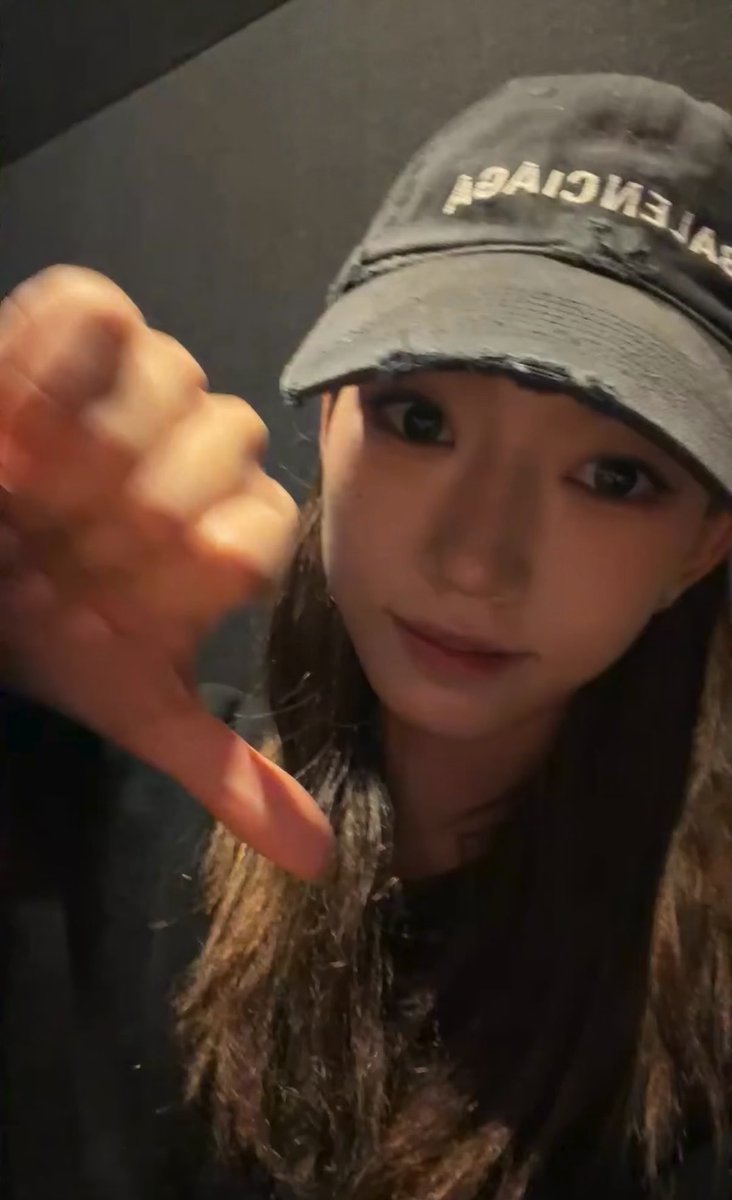 🗣️: Are you planning to have a video call with MEOVV's Tanaka Anna this time? Sooin: Ah, you mean Tanaka Anna from THEBLACKLABEL's MEOVV, right? Hmm, I'm not sure, but I don't think so 🫤👎 ……… I don't think I will. I don't think I'm doing a video call with THEBLACKLABEL's MEOVV Anna.