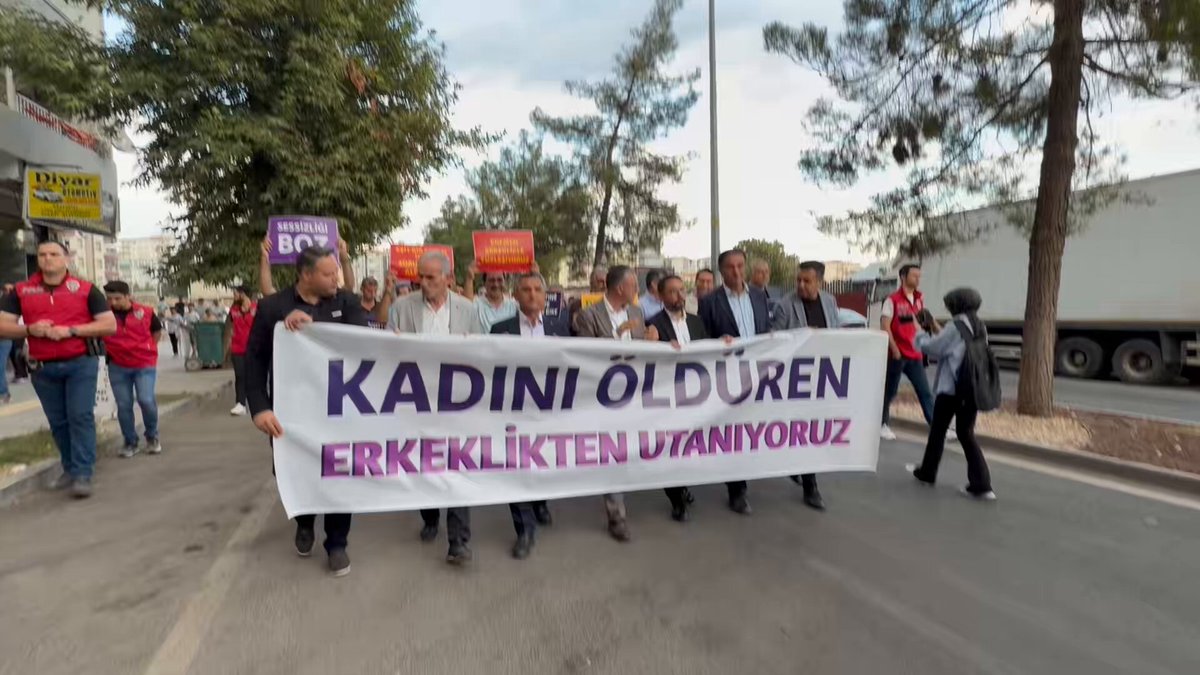 Son bir haftada iki kadının katledildiği Amed’te, erkekler “ Kadını öldüren erkeklikten utanıyoruz” pankartıyla sessiz bir yürüyüş düzenliyor. Amed/