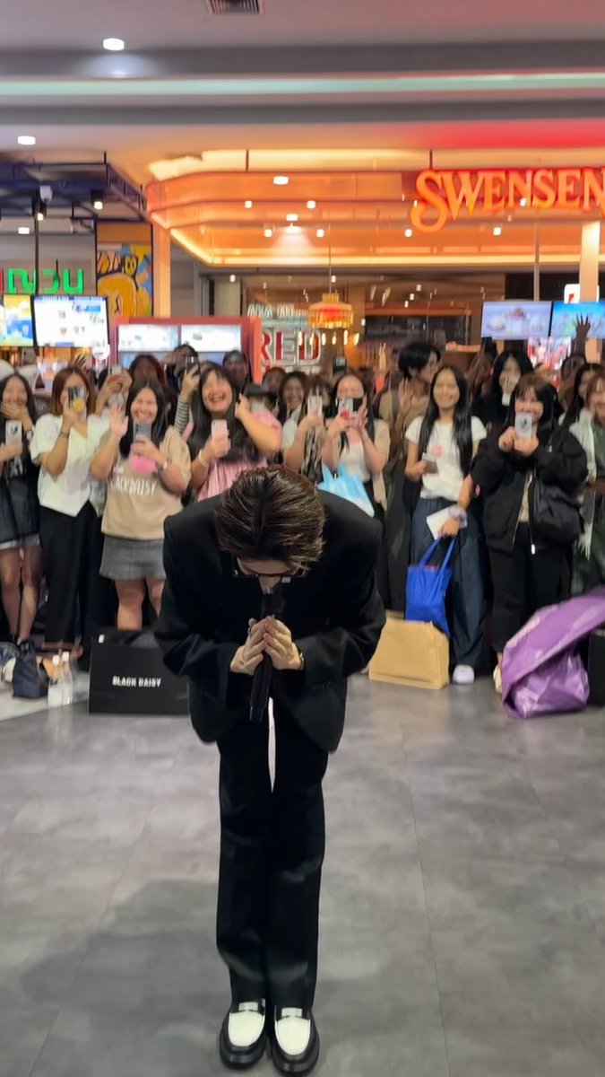 จบไปแล้วกับวันแรกขอบคุณทุกคนมากๆนะครับที่ยอมลางาน ฝ่าน้ำท่วม เดินทางไกลมาหากัน วันนี้ไม่รู้สึกเหนื่อยเลยตอนเห็นภาพทุกคนอยู่ด้วยกันตรงนี้เยอะมากๆ รู้สึกดีใจและตื้นตันใจแบบบอกไม่ถูก ขอบคุณทุกคนที่สนับสนุนในสิ่งที่ผมชอบและรักในสิ่งที่ผมทำมันนะครับ พรุ่งนี้เจอกันใหม่นะ พักผ่อนกันเยอะๆด้วยนะครับ 🖤🎨 ISOLATED BLACK EXHIBITION 2 D1 #isolatedblvck2 #JamesSu