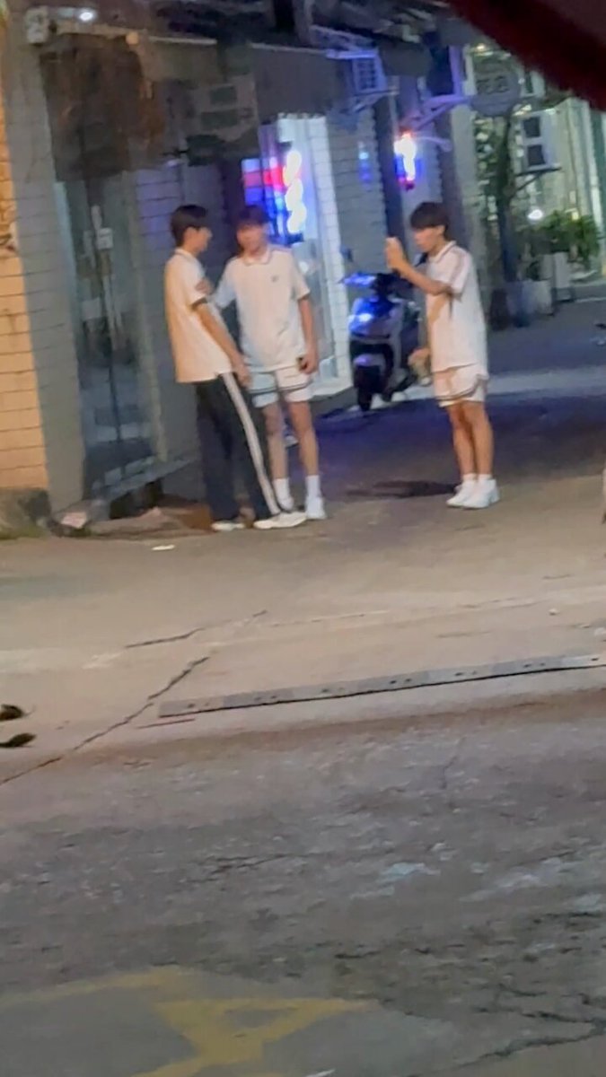 好想闻他们打完篮球的臭袜子，还有高弹，应该是刚刚打完球赛，男高就聚集在小卖部门口，好想舔他们的大臭脚🥵#男高 #白袜