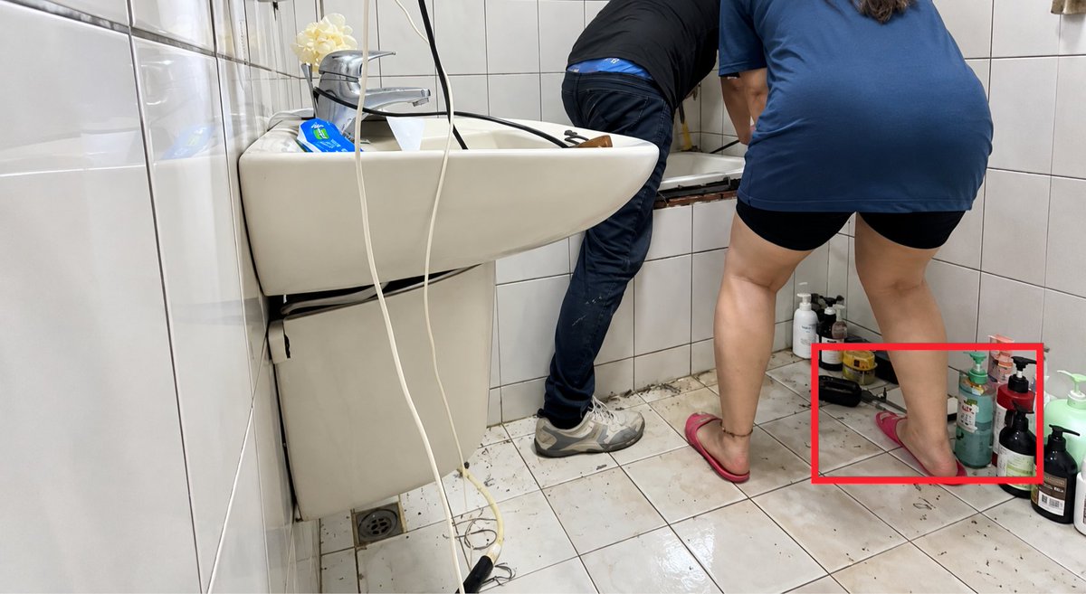 महिला ने सोचा था प्लम्बर सिर्फ खराब बेसिन ठीक करके चला जाएगा 🤯 पति से झगड़े के बाद महिला अकेली घर में थी। बेसिन खराब हुआ तो उसने प्लम्बर को बुलाया प्लम्बर पाइप खोल ही रहा था कि अचानक महिला का पति... Read news