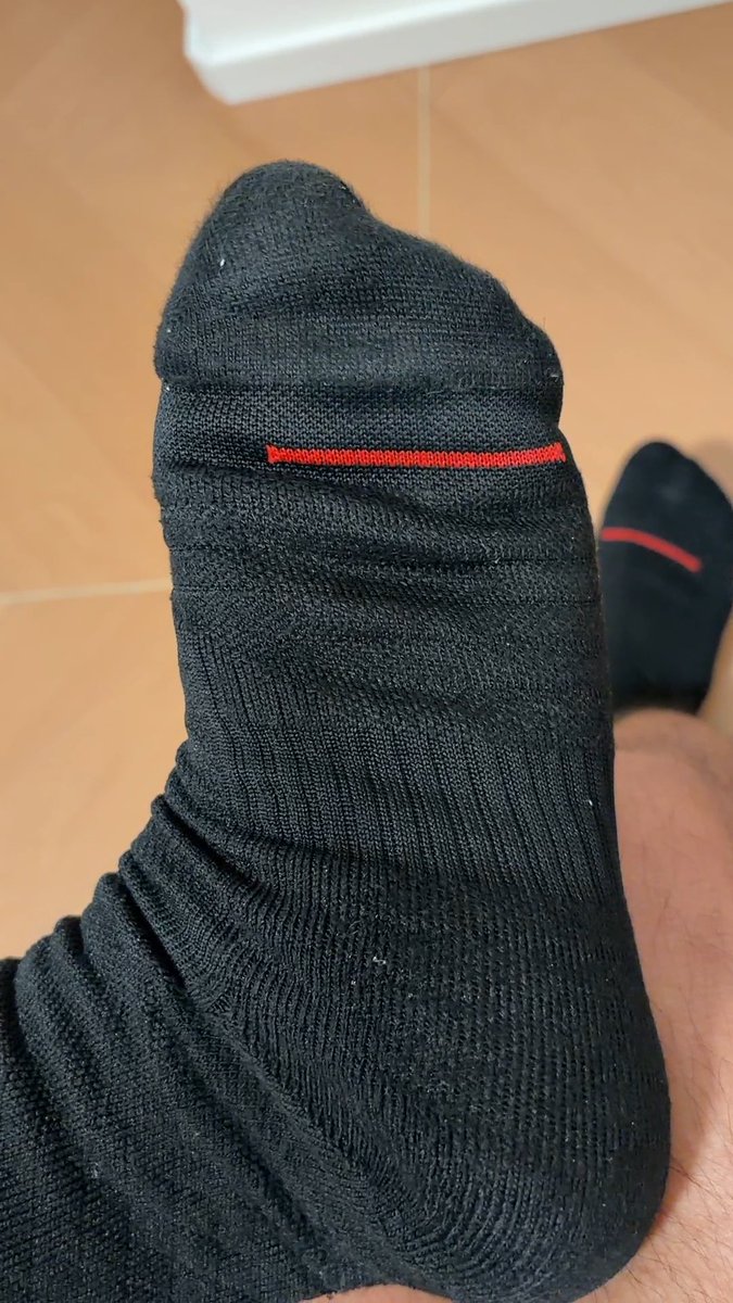 傻逼的最爱 体育爹反光发臭的原味黑袜 恨不得立刻跪下来给爹磕头 粗口骂傻逼 傻逼才开心 #黑袜 #粗口 #原味 #无脑 #傻逼 #贱狗