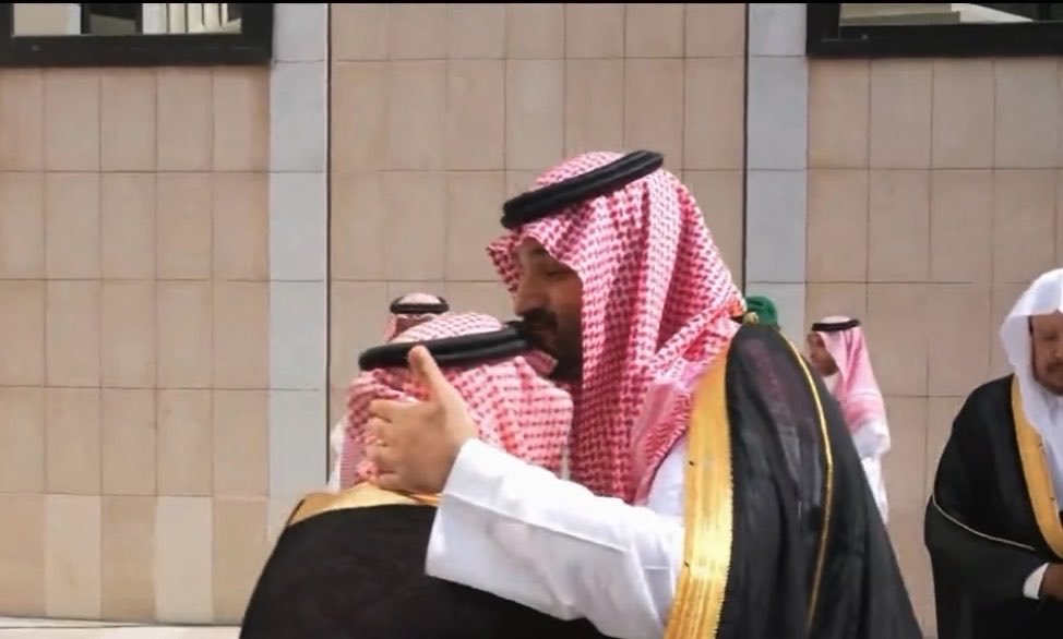 🎥 سمو سيدي #ولي_العهد الأمير #محمد_بن_سلمان يقبل رأس وكتف الأمير فيصل بن بندر، وهذا ما حثت عليه عقيدتنا في توقير الكبير 🎖️🇸🇦 #الخطاب_الملكي_في_الشورى