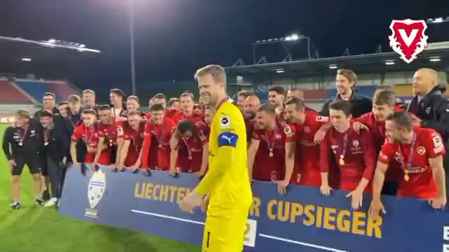 Biliyor muydunuz? 🇱🇮 FIFA'nın 211 üyesinden biri olan Lihtenştayn'ın kendi ulusal futbol ligi yok. Ülkedeki 7 futbol kulübünün tamamı, İsviçre futbol lig sisteminde mücadele ediyor. Lihtenştayn'ın kendi ülkesine ait tek ulusal kulüp organizasyonu ise Lihtenştayn Kupası. Kupayı kazanan takım, ertesi sezon UEFA Konferans Ligi'nde Lihtenştayn'ı temsil etme hakkı kazanıyor. Örneğin FC Vaduz, 2026'da Lihtenştayn Kupası'nı kazanarak ülkesinin Avrupa kupalarındaki temsilcisi oldu. Vaduz, Konferans Ligi'nde önce Andorra temsilcisi Atlètic Club d'Escaldes'i eledi, ardından Inter Turku'ya elendi. Yani Vaduz, İsviçre liglerinde mücadele ediyor ama Avrupa kupalarına Lihtenştayn Kupası üzerinden Lihtenştayn adına katılıyor.