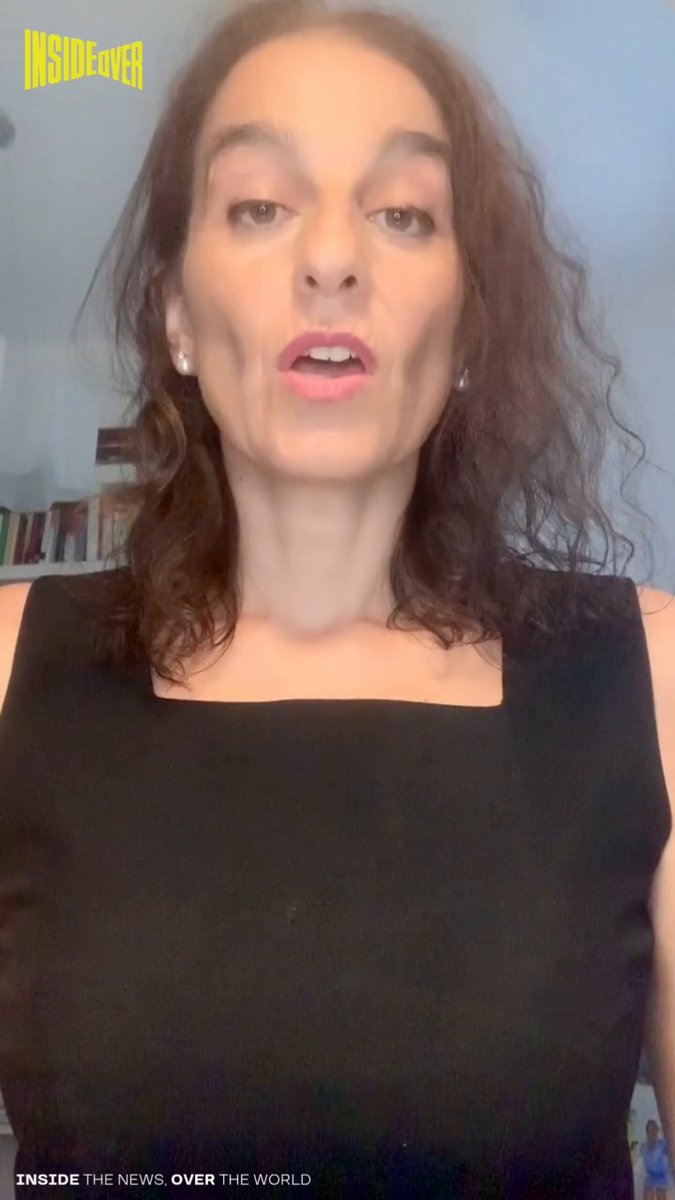 Un corso per la polizia italiana considera antisemita dire che “Gesù era palestinese” e paragona il boicottaggio di università e prodotti israeliani alle leggi razziali del ‘38. Le accuse sono contenute nei video di due corsi online presenti, dai primi di dicembre 2025, sulla piattaforma Sisfor per la formazione delle forze dell’ordine, realizzati in collaborazione con l’Ucei e finanziati dall’Unione europea. Tra i materiali, ottenuti da Ludovica Jona , si ascolta la ex presidente dell’Ucei Noemi Di Segni affermare: “Associare Gesù al popolo palestinese vuol dire attualizzare quel deicidio, oggi al conflitto israelo-palestinese”. Ma da dove arrivano i dati che l'Italia sta usando per scrivere il DDL antisemitismo? Dal CDEC — Centro di Documentazione Ebraica Contemporanea. Controllato dall'UCEI, l'ente che lavora per rafforzare i rapporti tra Italia e Israele. Tra gli episodi classificati come antisemiti nel rapporto 2025 del CDEC, un post di Alessandro Di Battista che paragona una frase di un generale israeliano - devono morire 50 palestinesi per ogni israeliano anche i bambini - al massacro nazista di Via Rasella, bollato come antisemita solo perché accosta Israele al nazismo, secondo la definizione IHRA. Il tema diventa particolarmente rilevante alla luce del disegno di legge sull’antisemitismo che il 2 ottobre approderà alla Camera e che punta a introdurre nella legislazione italiana la definizione dell’IHRA. E UCEI e CDEC entreranno, per legge, nel comitato che detta la linea a cinque ministeri. Nessuna voce ebraica critica di Israele è stata inclusa. L’inchiesta di Ludovica Jona sui corsi sull’antisemitismo per le forze di polizia è stata pubblicata anche su Altreconomia . #israel #ddlantisemitismo