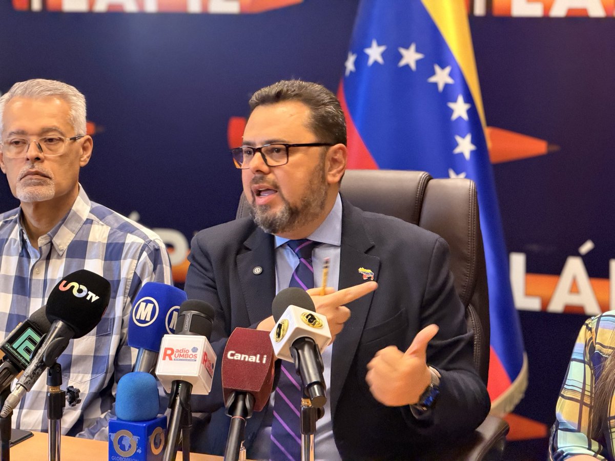 ¡Exigimos la renuncia inmediata del presidente del Banco Central de Venezuela y la apertura de una investigación formal! Es inconstitucional e ilegal que ejerza 4 cargos en simultáneo (Presidente del BCV, Viceministro del Oro, directivo de Minerven y Presidente de CarboZulia), violando la Constitución, la Ley Anticorrupción y la propia Ley del BCV. No podemos continuar bajo una política monetaria que espanta las inversiones y pretende controlar la inflación asfixiando la economía nacional con un encaje legal del 72%. Por este desastre institucional, el modelo Perú no funcionará en Venezuela. Por eso la dolarización es un hecho patriótico, porque protege el salario del verdadero soberano, el pueblo. Sin una verdadera reforma económica, cualquier cambio político será una gran estafa. La estabilidad del país pasa por resolver los problemas reales de la gente, generar crédito e impulsar la producción. ✏️🇻🇪