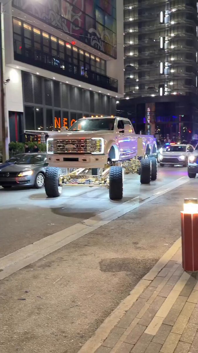 Papis Garage Tarafından Gerçek Bir Ford Super Duty (F-450) Temel Alınarak Üretilen Canavar Kamyonet