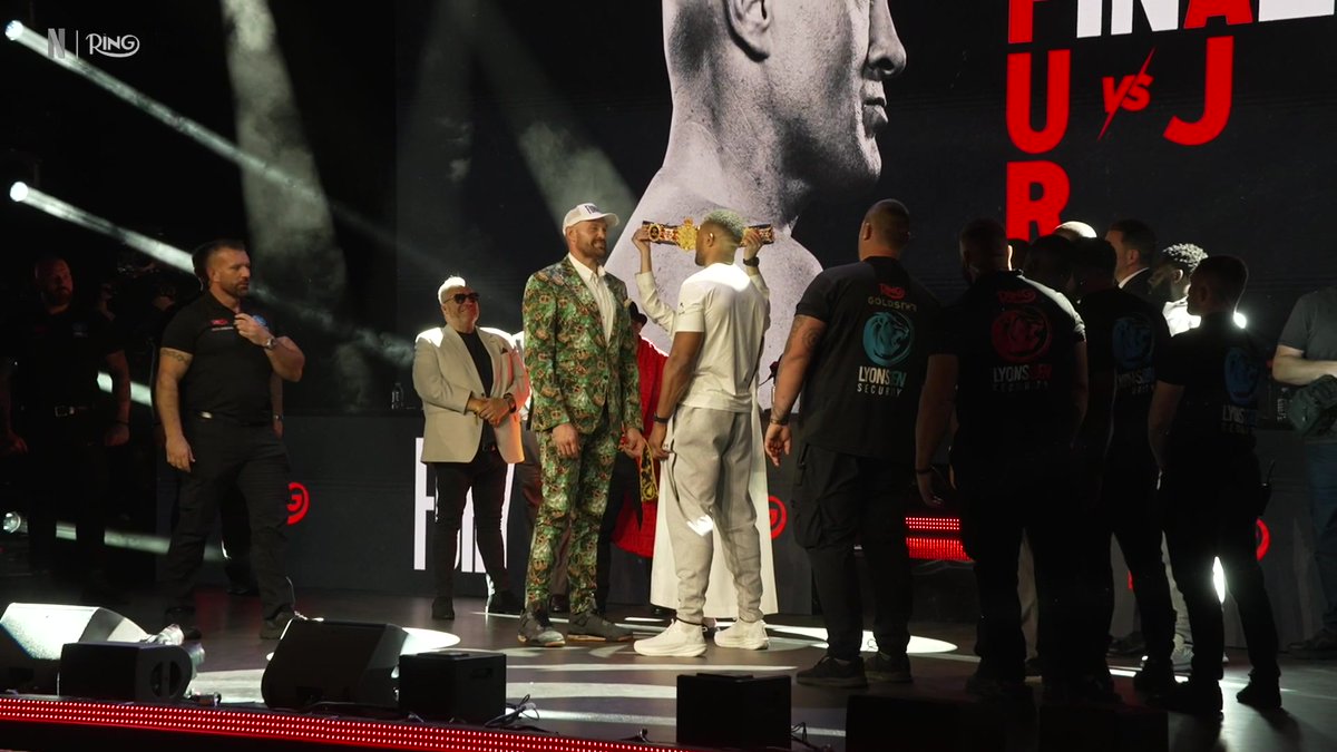 Tyson Fury getting on his tiptoes during the first-ever face off with Anthony Joshua is hilarious ๐ญ TYSON FURY vs. ANTHONY JOSHUA Friday, December 11 LIVE only on Netflix #FuryJoshua