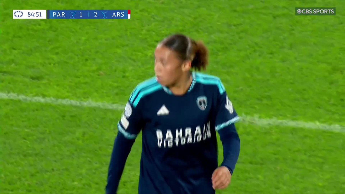 The unbelievable moment that led to Paris FC's equalizer v Arsenal. Leah Williamson is called for the most bizarre handball infraction possible. The ref deems that Misa Rodriguez was putting the ball. Williamson thought she was taking the goal kick. #UWCL