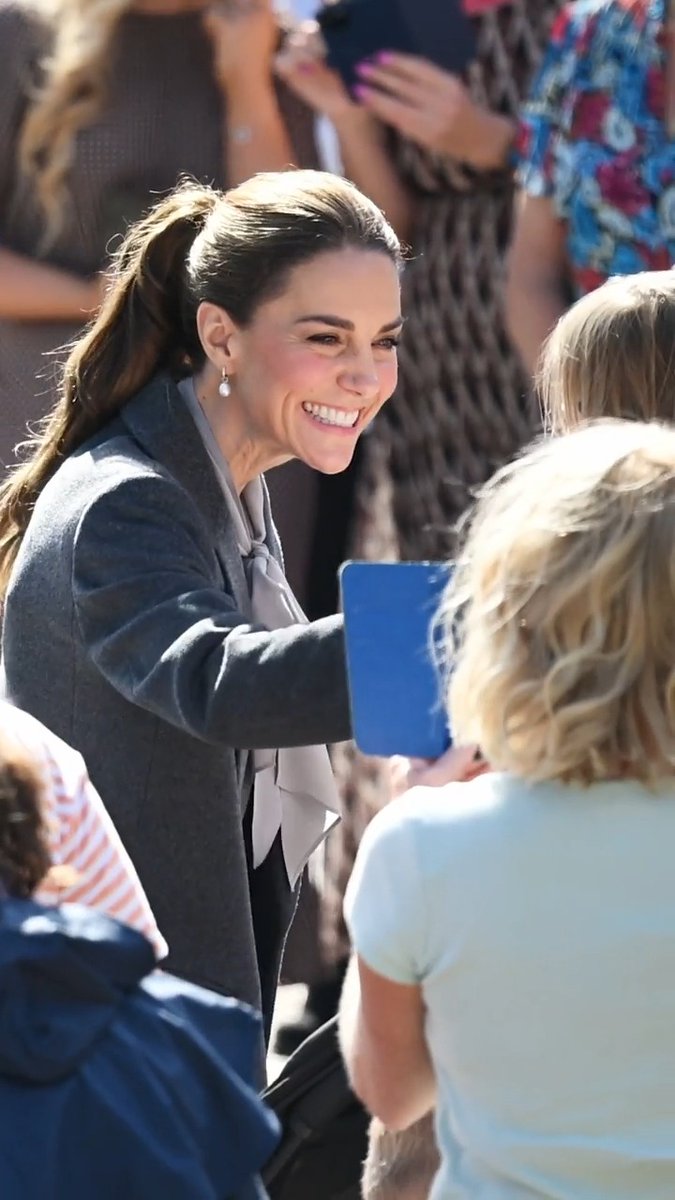 Could Princess Kate be any sweeter? 🥹 The Princess of Wales, 44, shared an adorable moment with a young girl during her visit to the village of Pulborough, marking the 50th anniversary of the West Sussex Minibus and talking with local royal fans 💕 So sweet! 📽️ : Getty #princesskate