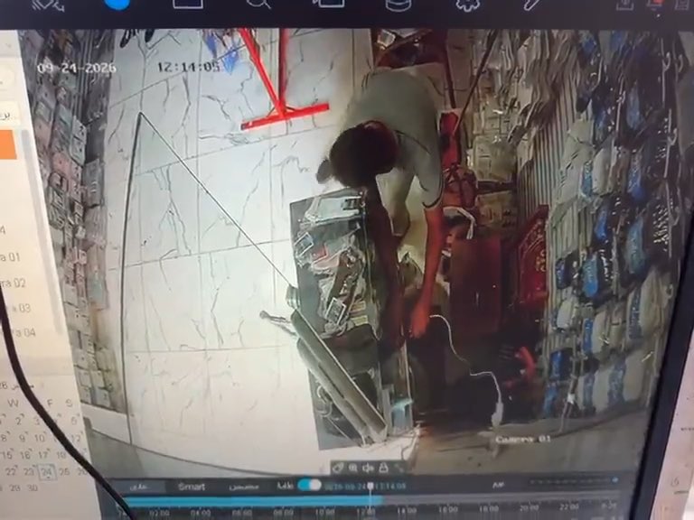 النطع ده دخل محل موبايلات فى منطقة دسوق فى كفر الشيخ وغافل و سرق موبايل بنت بتشتغل فى المحل يوم الخميس ٢٤ سبتمبر وعملت محضر اتردم عليه فى الدرج و حتى الأن متقبضش عليه ولا البنت الي نازله تاكل عيش بالحلال رجعلها حقها ساعدوها الفديو ينتشر علشان ده الي هيحرك الداخلية — مش فاهم انا محافظة تعتبر مفهاش معدلات جريمة عاليه مقارنه بالعاصمة ايه يخلي مباحث القسم متجيبش الجربوع فى خلال اسبوع؟ عاشر ومليون لو الفديو ترند كان جابوه من اول يوم ..