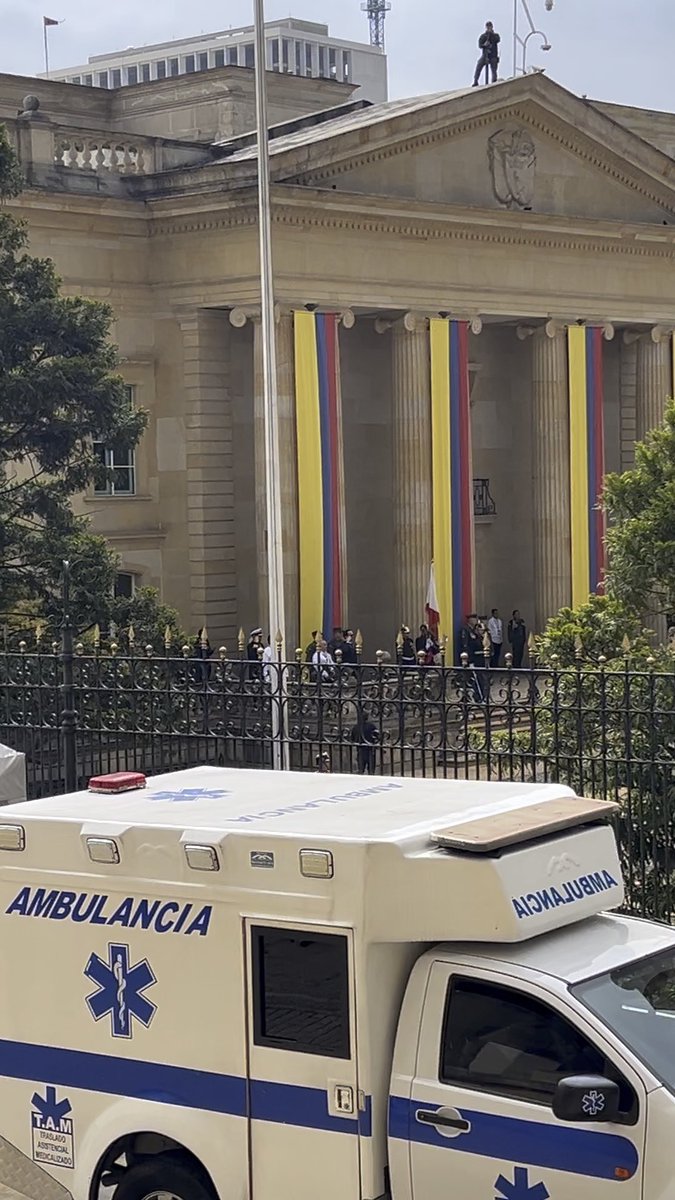 ¡Ah, sí podía llegar en camioneta! Parece que nuestras denuncias sí sirvieron. Hoy Abelardo De La Espriella llegó a la Casa de Nariño por tierra y no en helicóptero. Qué bueno que el helicóptero presidencial deje de usarse como taxi para trayectos de unos pocos minutos. El control político también cuida los recursos públicos.