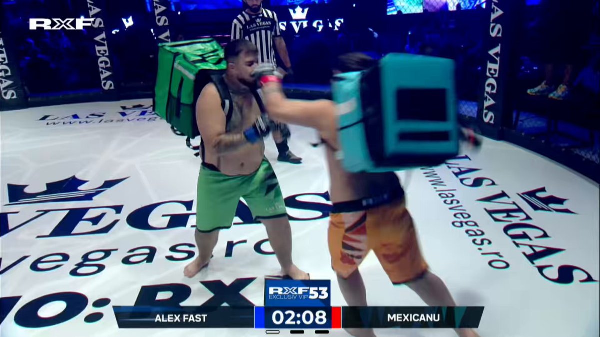 They just put two food delivery drivers against each other in an MMA fight 😭😭