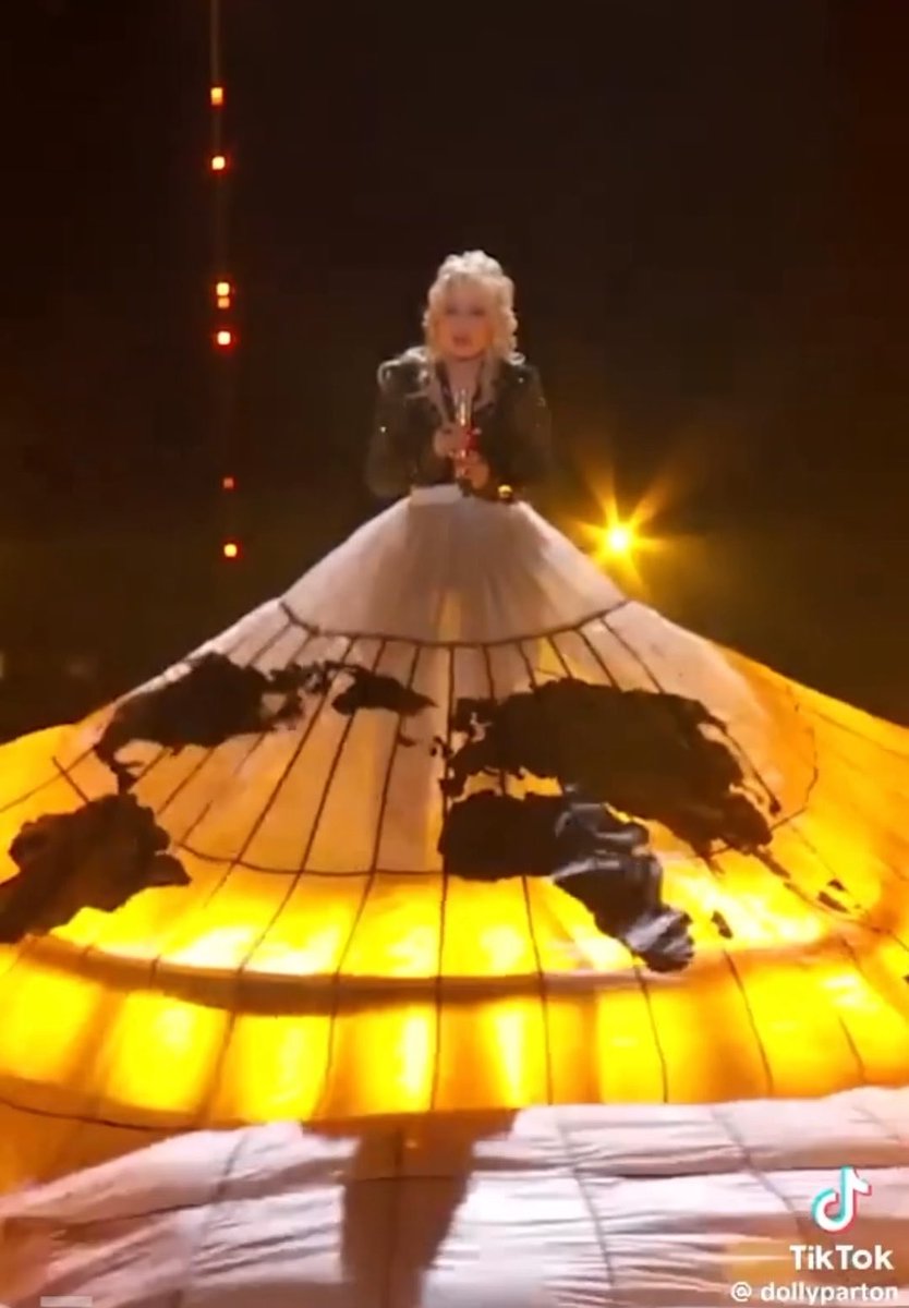 Dolly may have performed this in 2023, but if there was ever a song written for the present times… it may be this one. 🔥 With the midterms coming, this one hits a little different... 🦋 58th ACM Awards 🎤 "World On Fire" 🌎🔥 —May 11, 2023