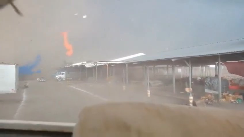 🚨POSIBLE #TORNADO se registró esta tarde en la Central de Abastos en #Actopan, Hidalgo 🌪️Se logra apreciar una circulación cerrada que se va acercando, haciendo más probable que sea tornado… ❇️🌧️Condiciones asociadas a la gran inestabilidad del #TemporalLluvioso 📹RRSS
