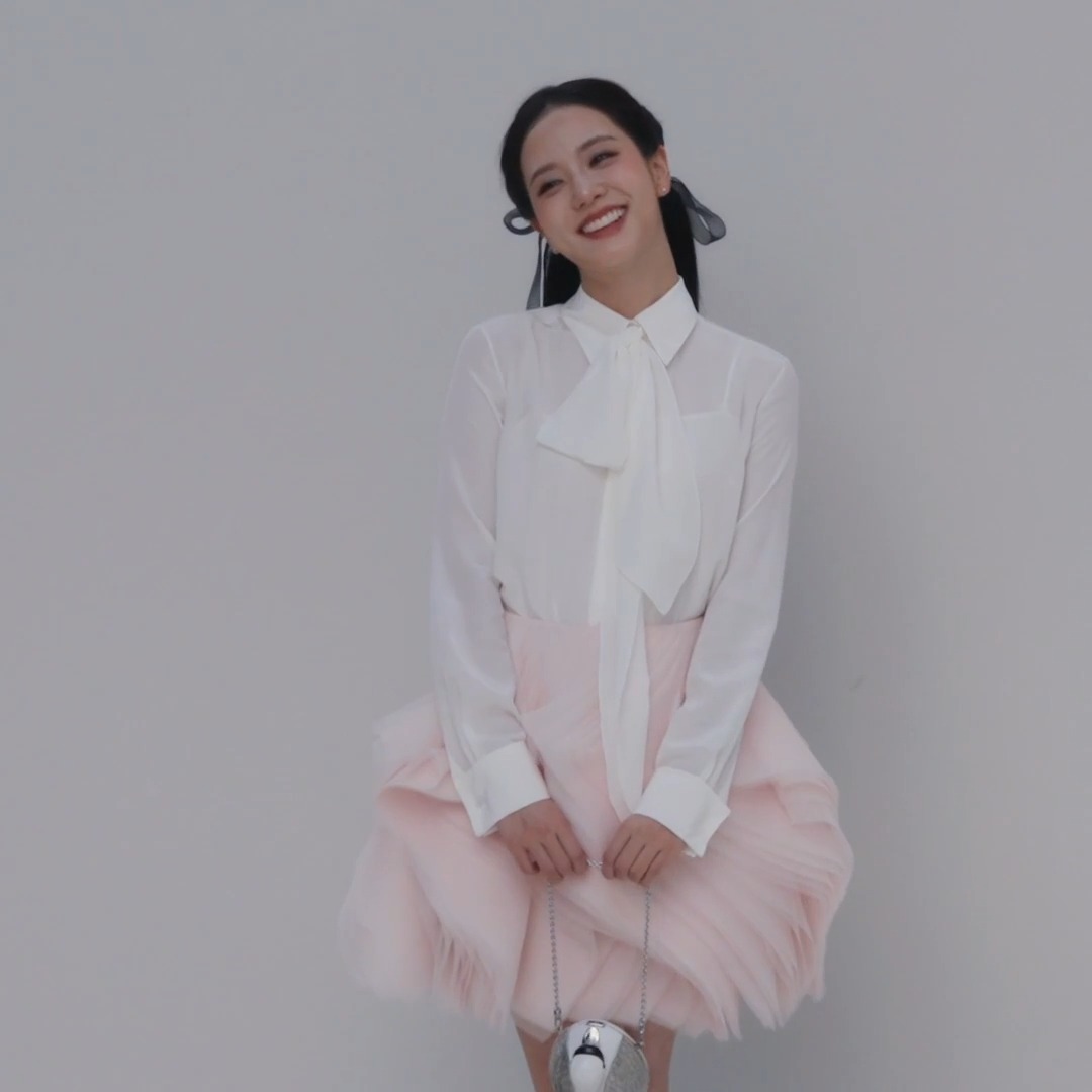JISOO arriving at the Dior Summer 2027 Women’s show. #DiorSummer27