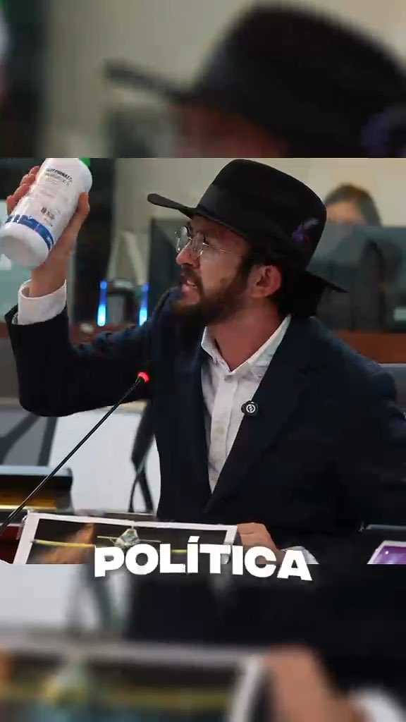 ¡Abortos, deformidades fetales y problemas respiratorios! Esas son las secuelas de arrojarles químicos a familias campesinas. Y no me vengan con el cuento de que, por combatir el narcotráfico, hay que intoxicar a nuestras comunidades. En nuestro debate de control político probamos que la aspersión es un negocio gringo. Probamos que el químico nuevo hace más daño que el glifosato. Probamos que les hace daño a la gente y al medio ambiente. Y probamos que años de aspersión han demostrado que la coca siempre sobrevive. Los que ponen el pecho son los campesinos, los indígenas y las comunidades negras. Lucha contra el narcotráfico, sí; pero envenenando a los campesinos y a los grupos étnicos con químicos, no.