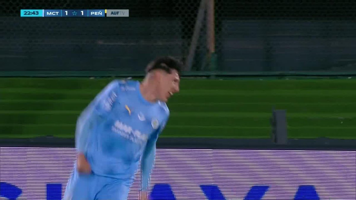 LE DURÓ POCO LA ALEGRÍA AL MANYA: error en el pase de Romero, que fue muy bien aprovechado por Obregón para eludir a Aguerre y marcar el 1-1 de Montevideo City Torque ante Peñarol. 📺 ESPN en el Plan Premium de #DisneyPlus
