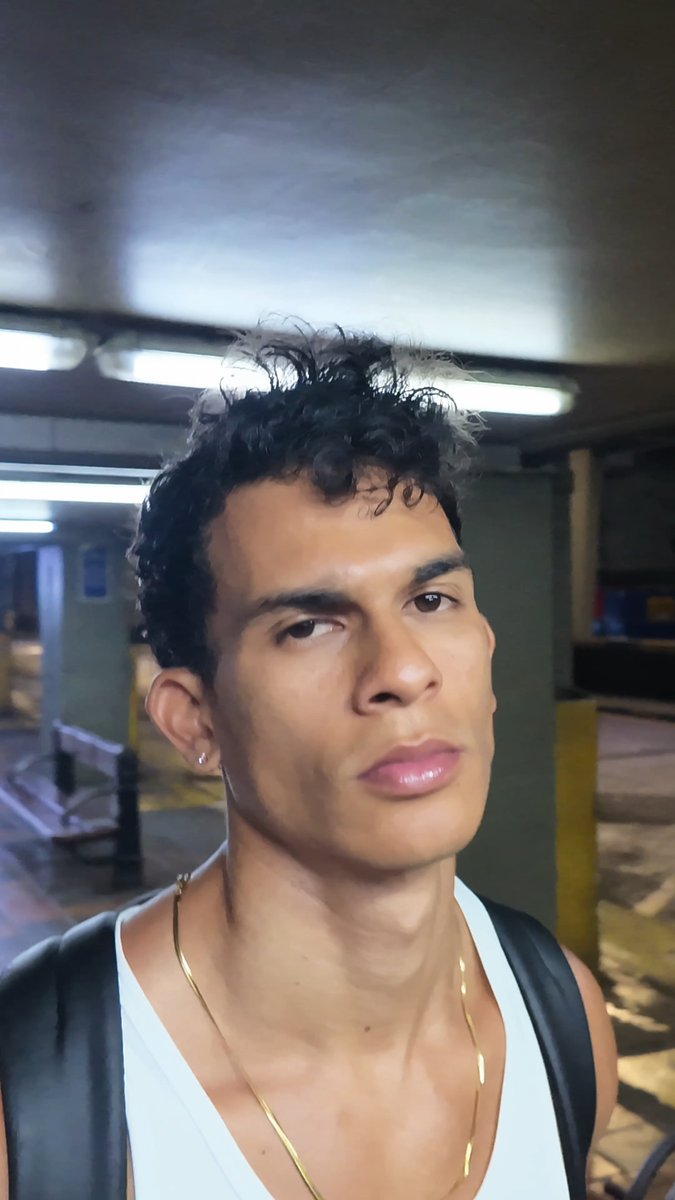 Hay caminos que no empiezan con todas las respuestas, sino con la decisión de moverse. 3:00 AM. Cali → Armenia. Ideas, herramientas, cansancio, conversaciones y la certeza de seguir construyendo. No sabemos exactamente hasta dónde llegará esta vuelta, pero seguimos creando, seguimos aprendiendo y seguimos navegando. Esto apenas comienza. Historia completa disponible en YouTube. #Storytelling #CaliArmenia #SeguimosN