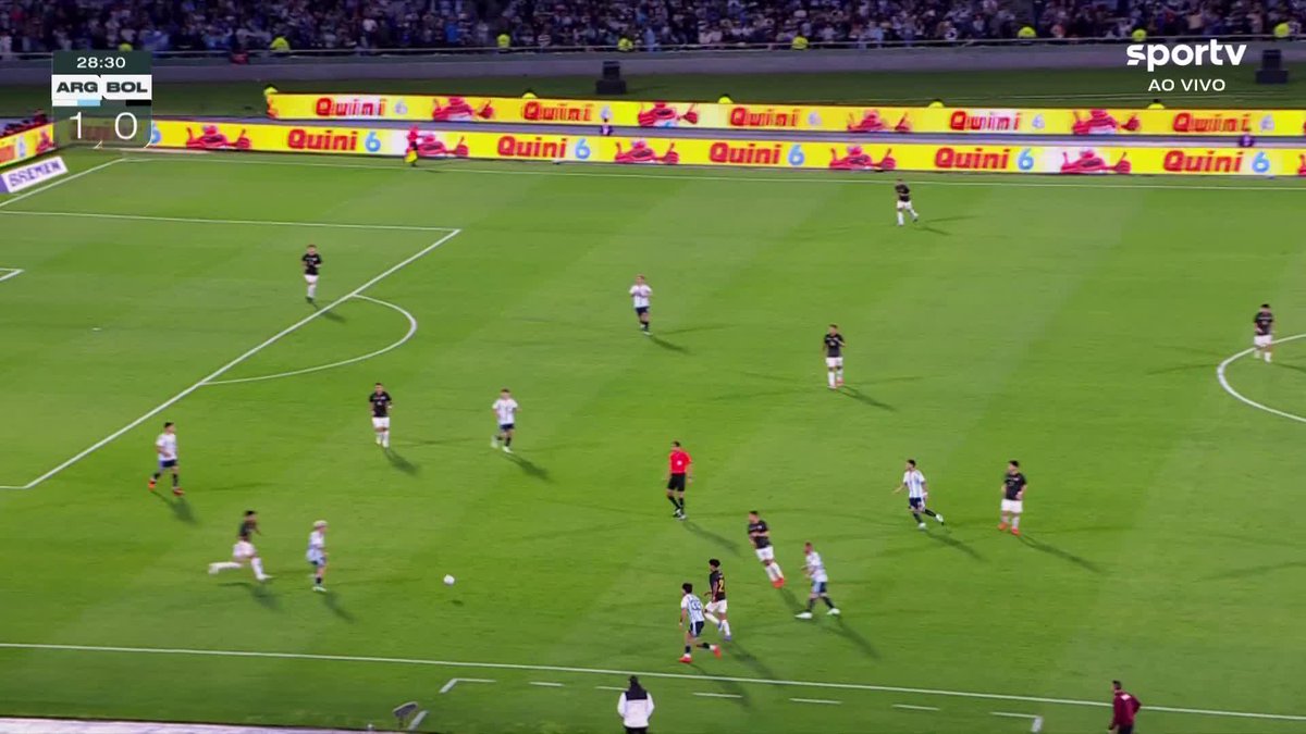 Que categoria! Nico Paz recebeu um belo passe de Palacios e tocou de cavadinha para ampliar o placar. #Futebol #Amistoso #Argentina #Bolívia