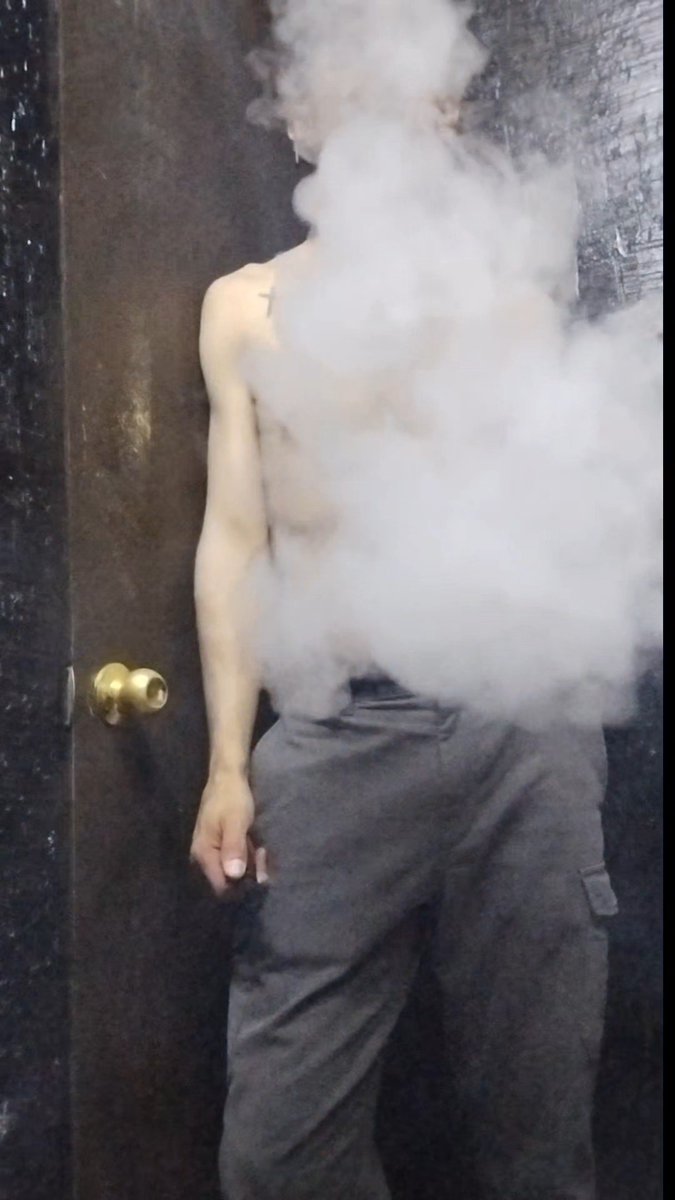 Fumeteo en las cabinas ???#zoomgay #gayzoom #fume #fumes #crystal #high #pnp #fumandocristal #clouds #blowingclouds #methclouds #chemsex #smokemeth #gay