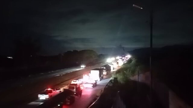 Reportan cierre de la Autopista Regional del Centro a la altura de San Joaquín, estado Carabobo, en protesta por los apagones. #SinLuz #30Sept