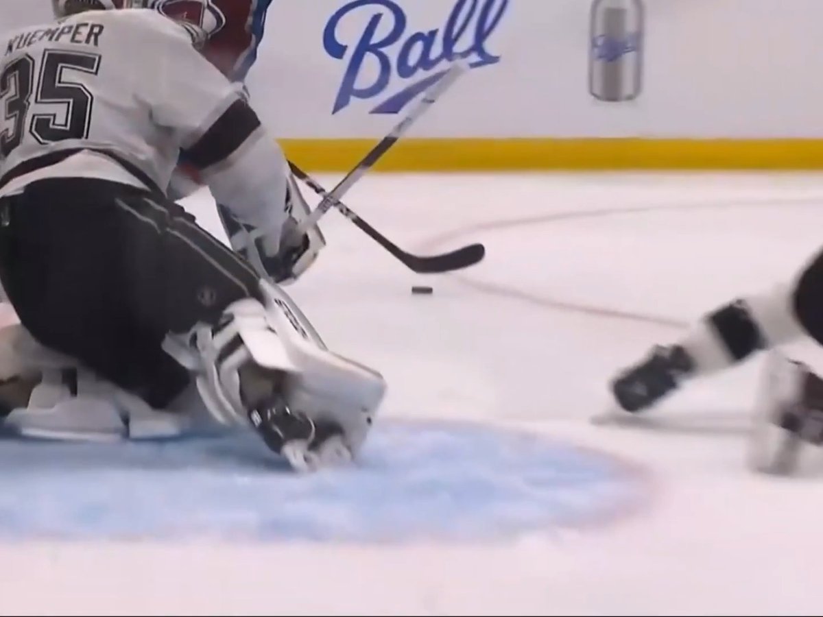 Jaden Schwartz has slick mitts. Ridiculous saucer pass.