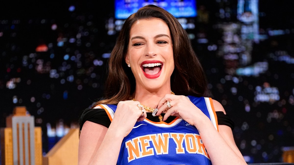 Anne Hathaway has had the craziest sense of smell during her pregnancy 😅 #FallonTonight