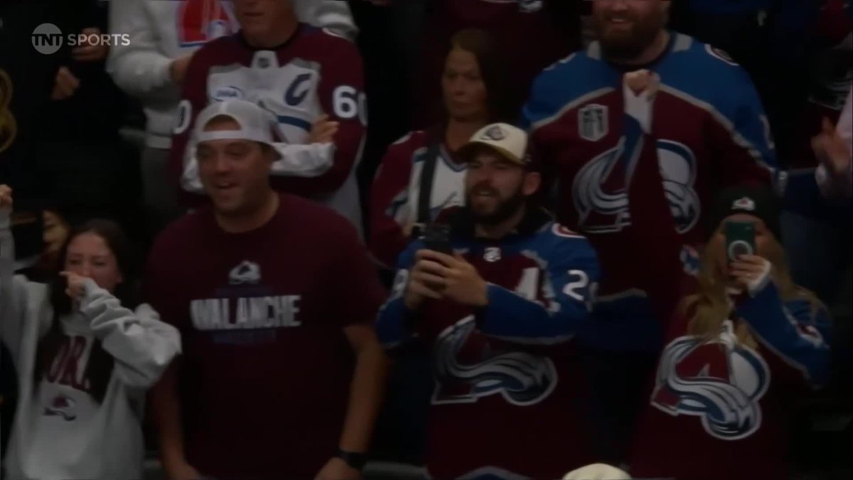 NATHAN MACKINNON JUST DROPPED THE GLOVES AND TOOK DOWN BRANDT CLARKE 🍿 (via TNT Sports)