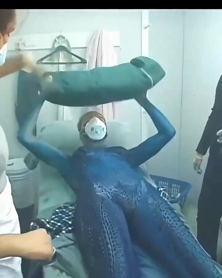Rebecca romijn during her 8-10. Hours transformation in x-Men (2000). That must have been literally torture. The willpower she must have had during those years is nothing short than admirable. But then again All I think about when I see this kind of stuff is what if she has to pee? This is where my brain goes to. 🤷🏻♀️