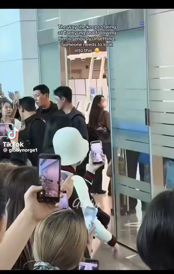 อีนี่น่ากลัวมาก ตามบังทันตามคอติส แล้วเข้าถึงตัวใกล้มาก ความปลอดภัยอยู่ที่ไหนอะ การ์ดแทบไม่ได้กันใครออกห่างศลปเลย