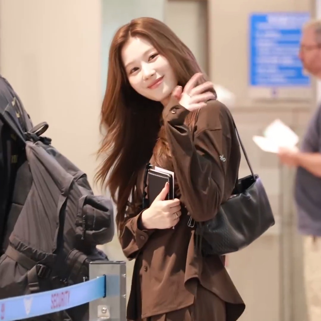 출국장 들어가기 전까지 계속 팬들 돌아봐주는거 넘 다정하다.. 근데 또 다시 사나 미보유국...ㅜㅜ