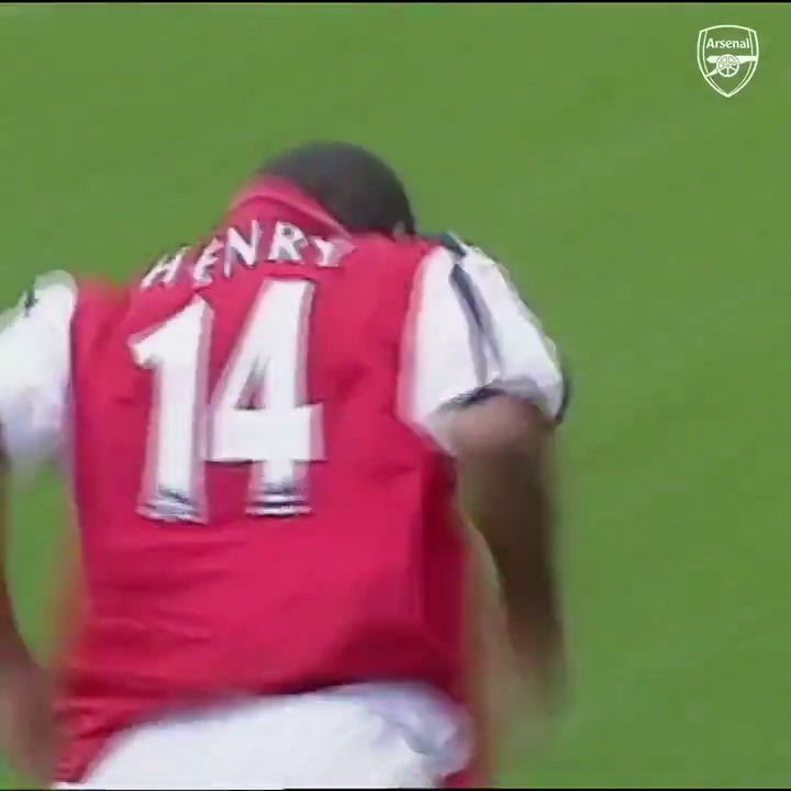 🇫🇷🪄 26 years ago today, Thierry Henry produced this piece of magic against Manchester United. One of the Premier League's best ever goals. 🥶