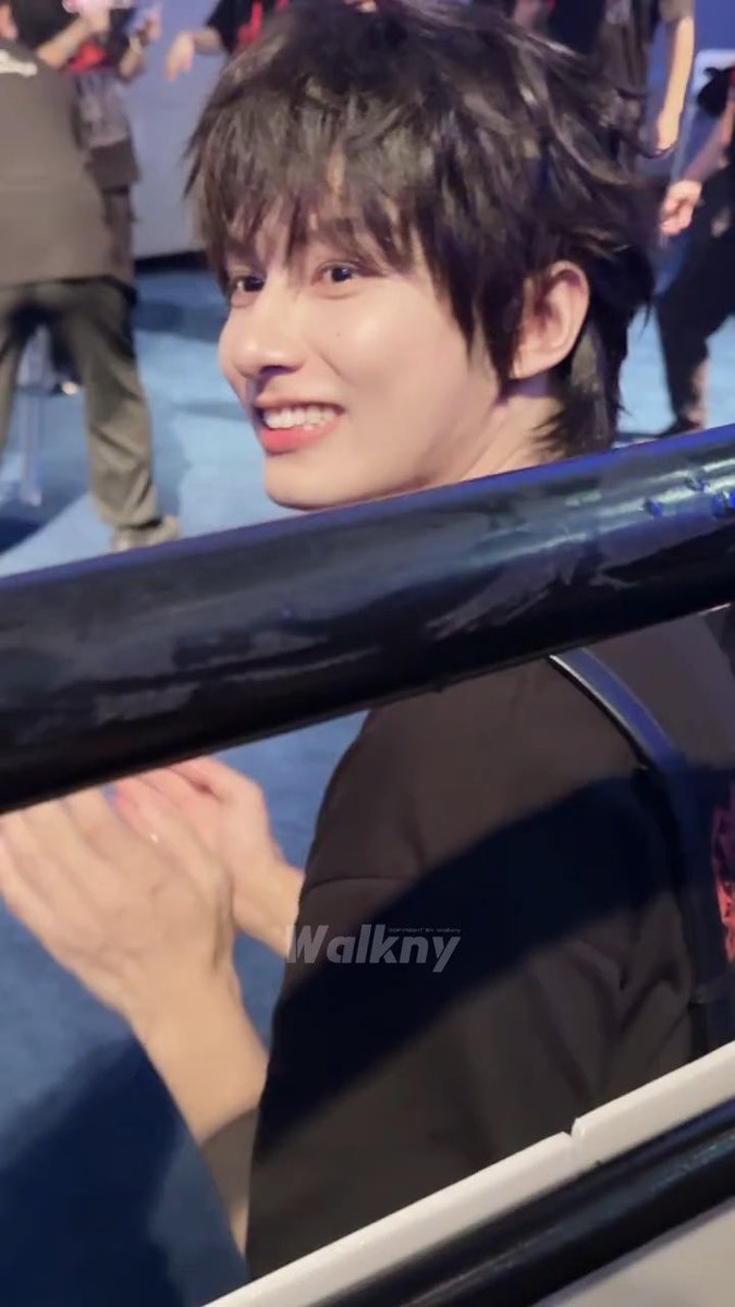 THIS CLOSE UP VIDEO OF JUN OMFG HE IS INSANELY PRETTY JUNHUI AT GFB2 SHENZHEN ROADSHOW #JUNHUI_GoForBroke2 #JUNHUI_SuCheng #준 #文俊辉 세븐틴(SEVENTEEN)