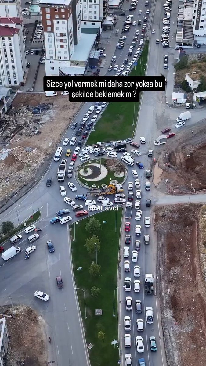 Kahramanmaraş’ta kavşakta kimse birbirine yol vermeyince trafik tamamen kilitlendi.