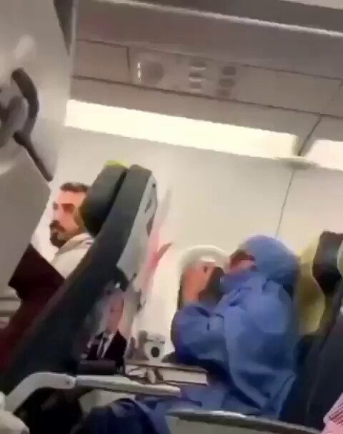 A Muslim woman wearing a burqa tried to set a fire on a plane, but thanks to the alertness of the passengers, she was unsuccessful.