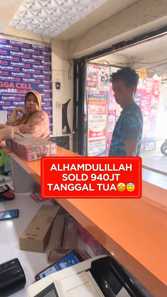 tuh kan klo orang beneran kaya dan berduit tuh pakaiannya sederhana alias ga neko", tarik tunai duit 250 juta semudah itu tp klo yang sok kaya aduh bisa begayaan inilah itulah, berasa uang dia paling banyak aja mungkin mereka punya sawah luas ya keknya?