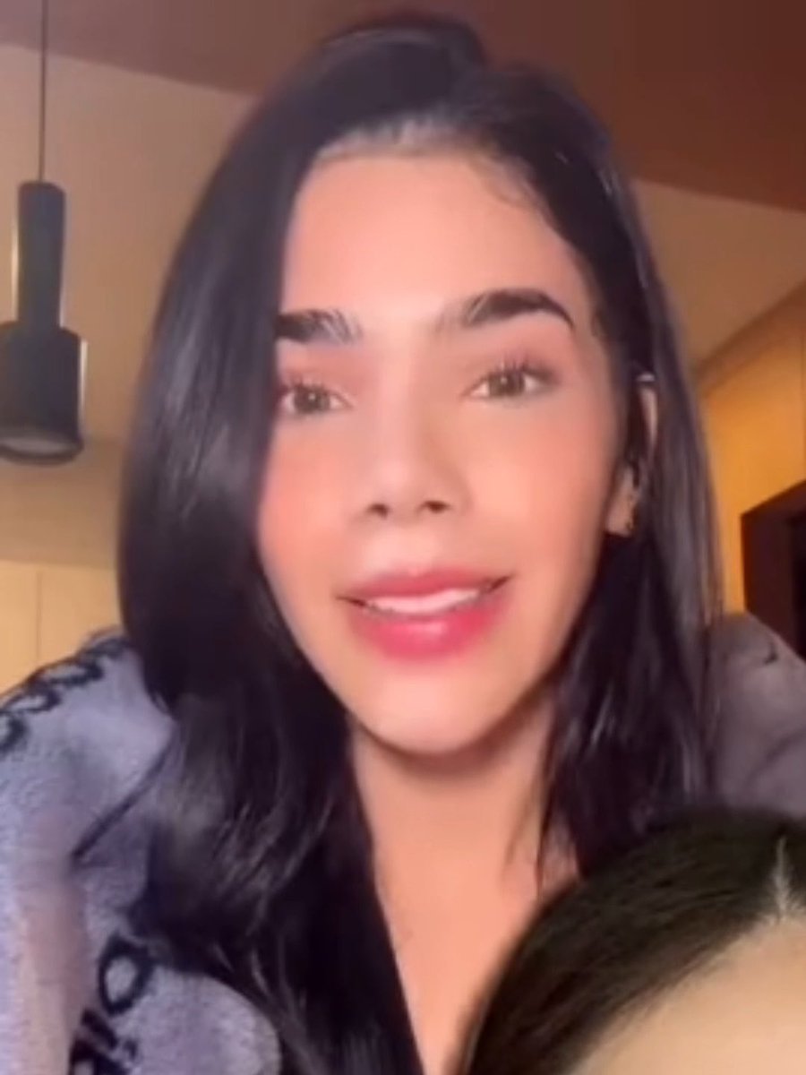 Para los que criticaron a Kenia por su Inglés, sepan que no se avergüenza del acento, lo intenta y reconoce que no es la mejor pero no tiene miedo a ello y ha llegado muy lejos, la diferencia es que no anda por la vida con el “Spanglish” como otras, solo cuando es necesario 🤫