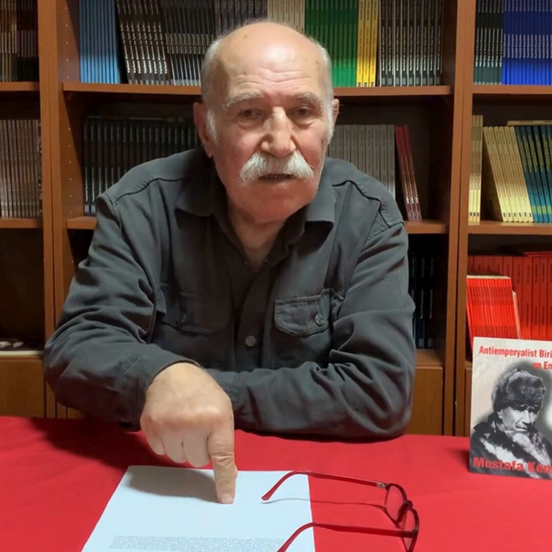 "Big Boss" Tayyip'in ve avanelerinin kasalarına akan 24 milyar dolarlık devasa borsa-fon vurgununun bir kez daha ortaya çıkardığı en önemli gerçek nedir, arkadaşlar? Şudur: AKP'giller, anayasal ve yasal çerçevede faaliyet gösteren normal bir sermaye partisi değildir. Bunlar; Amerikan yapımı, Amerikan kuklası, Amerikan hizmetkârı, Ortaçağcı, faşist, mafyatik, çıkar amaçlı bir suç örgütünden başka bir şey değildir. İşte o yüzden hep diyoruz ki gerçek yurtseverlerin, halkseverlerin, demokratların, devrimcilerin en öncelikli görevi; ABD tarafından ülkemizin başına çöktürülmüş olan bu Tayyipgiller adlı çeteden, çıkar amaçlı, mafyatik suç ve ihanet örgütünden, bu vatan satıcı örgütten ülkemizi kurtarmaktır.